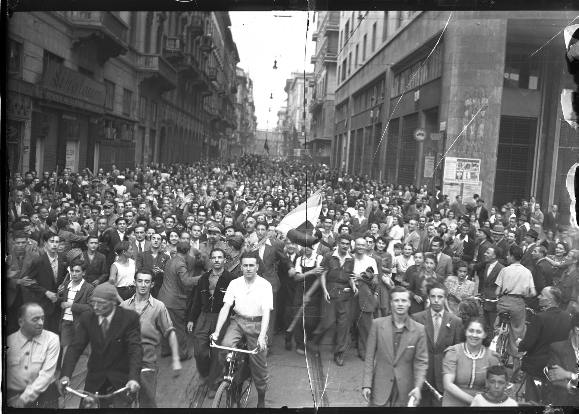 <div>Publifoto,<i> Grande manifestazione in piazza del Duomo a Milano per festeggiare la caduta del governo Mussolini</i>, 26 luglio 1943</div><div>© Archivio Publifoto Intesa Sanpaolo</div>