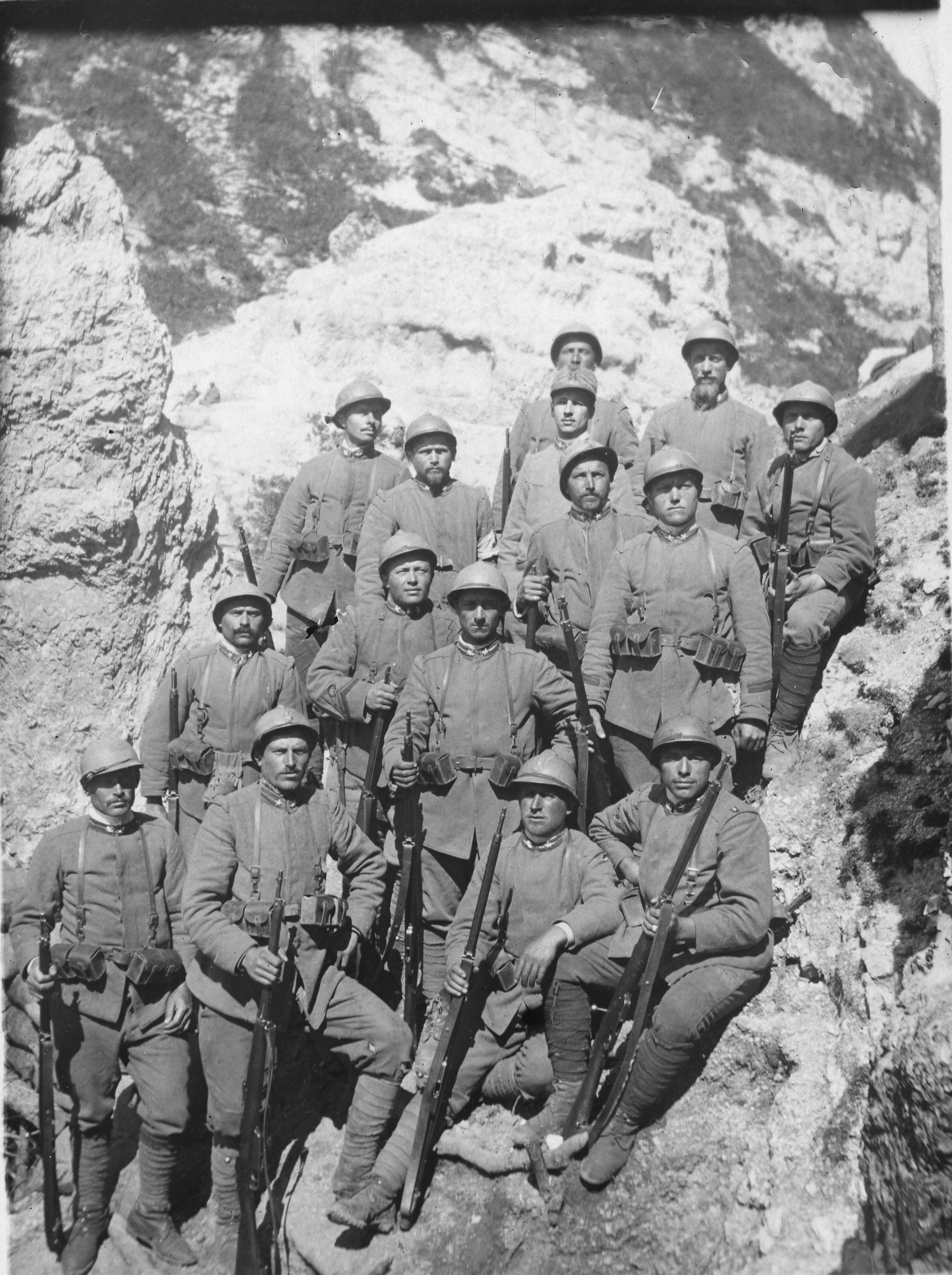 <div>Autore sconosciuto, <i>Foto di gruppo, Giacomo Bosco (seconda fila dall'alto, al centro) e i suoi commilitoni, fronte italo-austriaco, Prima guerra mondiale</i>, Dolomiti, 1915-18</div><div>© Giacomo Bosco</div>