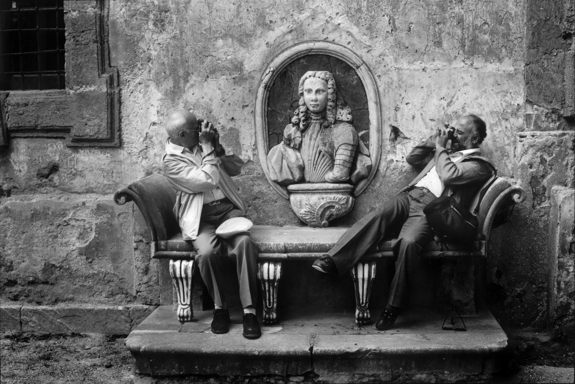 Martine Franck, <i>Henri Cartier-Bresson and Ferdinando Scianna</i>, Bagheria, Italy, 1986 <div>© Martine Franck / Magnum Photos</div>