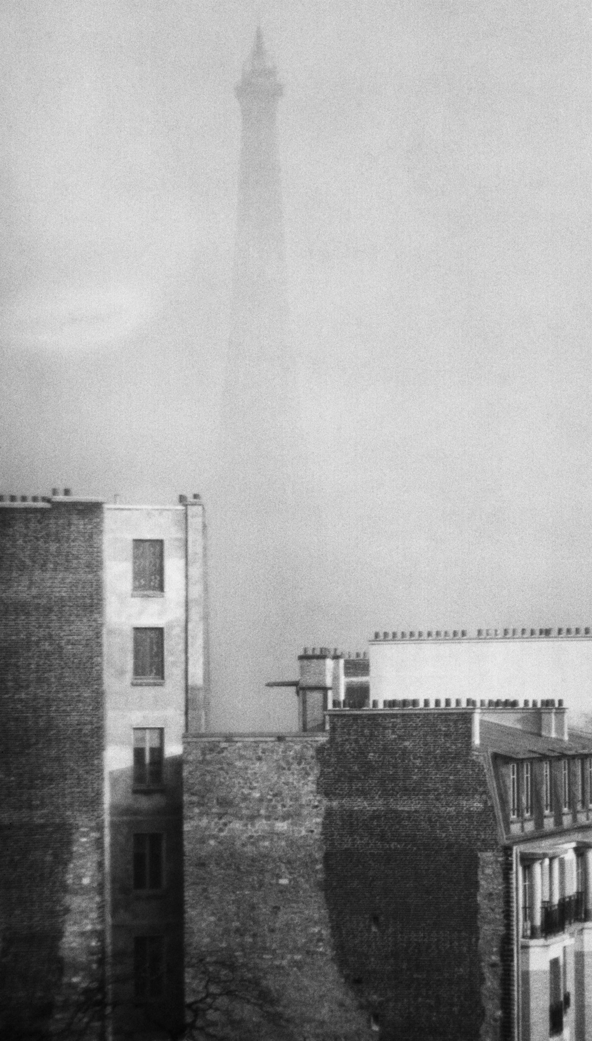 <div>André Kertész, <i>La torre Eiffel</i>, Parigi, 1925</div><div>© Donation André Kertész, Ministère de la Culture (France), Médiathèque du patrimoine et de la photographie, diffusion RMN-GP</div>