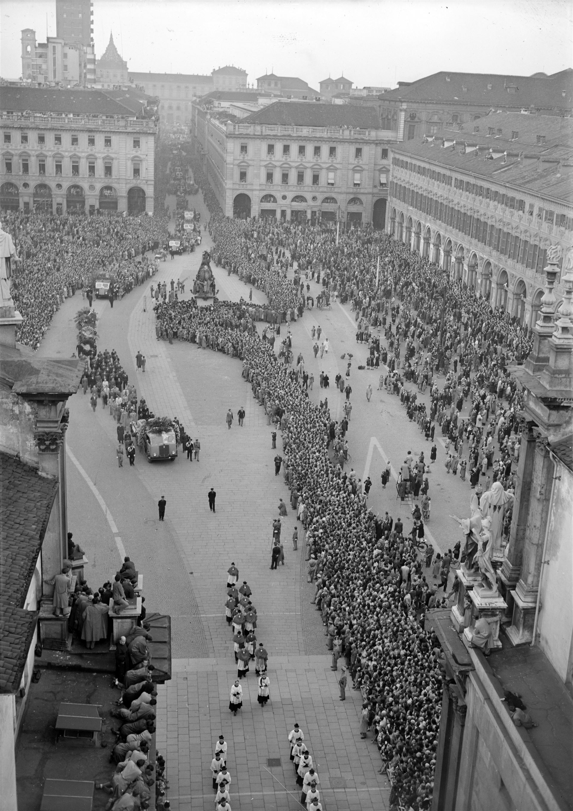 <div>Publifoto, <i>Veduta dall'alto del corteo funebre del Grande Torino in piazza San Carlo a Torino</i>, 06 maggio 1949</div><div>© Archivio Publifoto Intesa Sanpaolo</div>