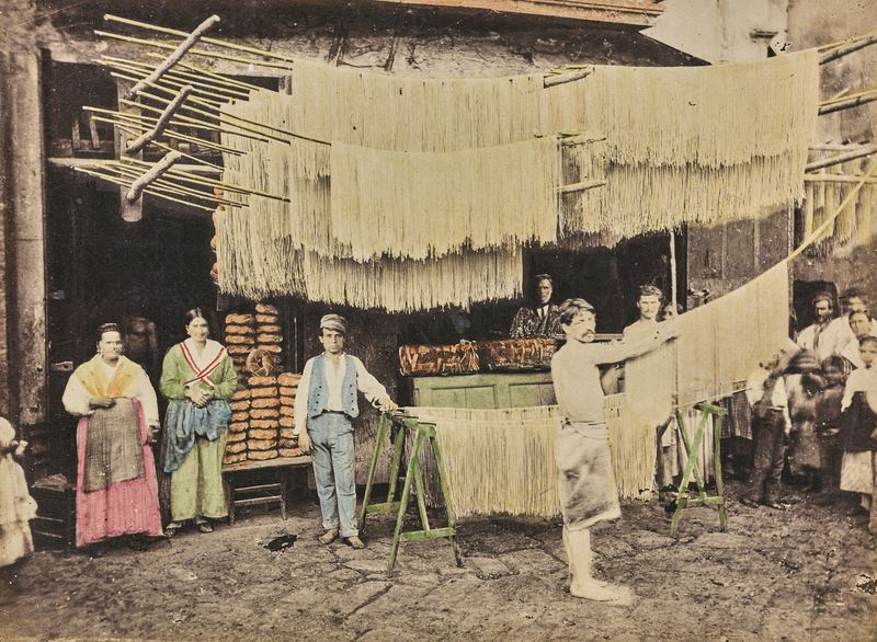 Sommer Giorgio,<i> Pastiera (fabbrica di maccheroni) a Palermo</i>, 1880 circa<br>© Archivi Alinari, Firenze