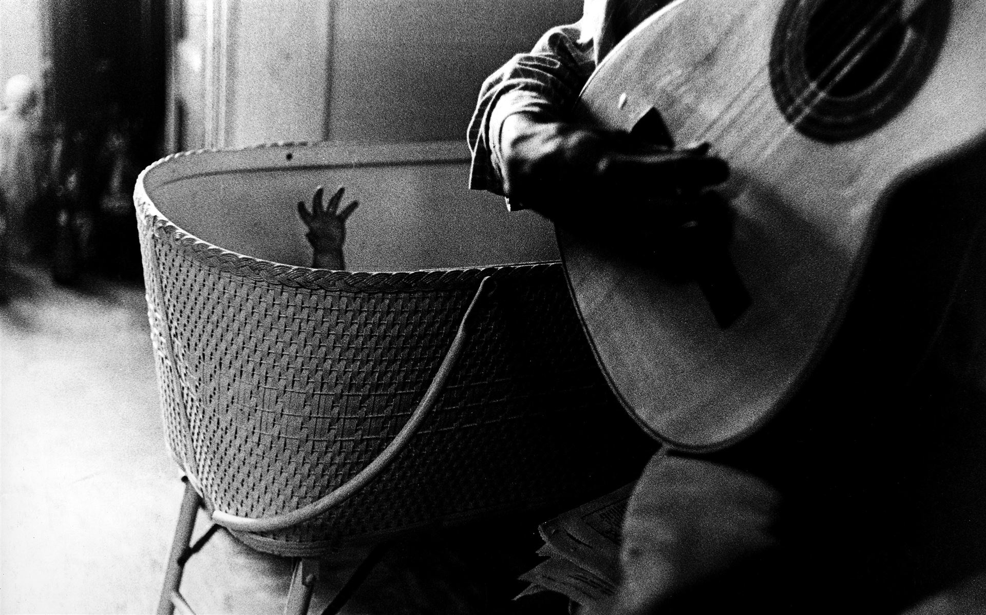 <div>Ralph Gibson, <i>La mano del bambino e la chitarra</i></div><div>dalla serie<i> San Francisco</i>, 1960-1961</div><div>© Ralph Gibson Studio</div>