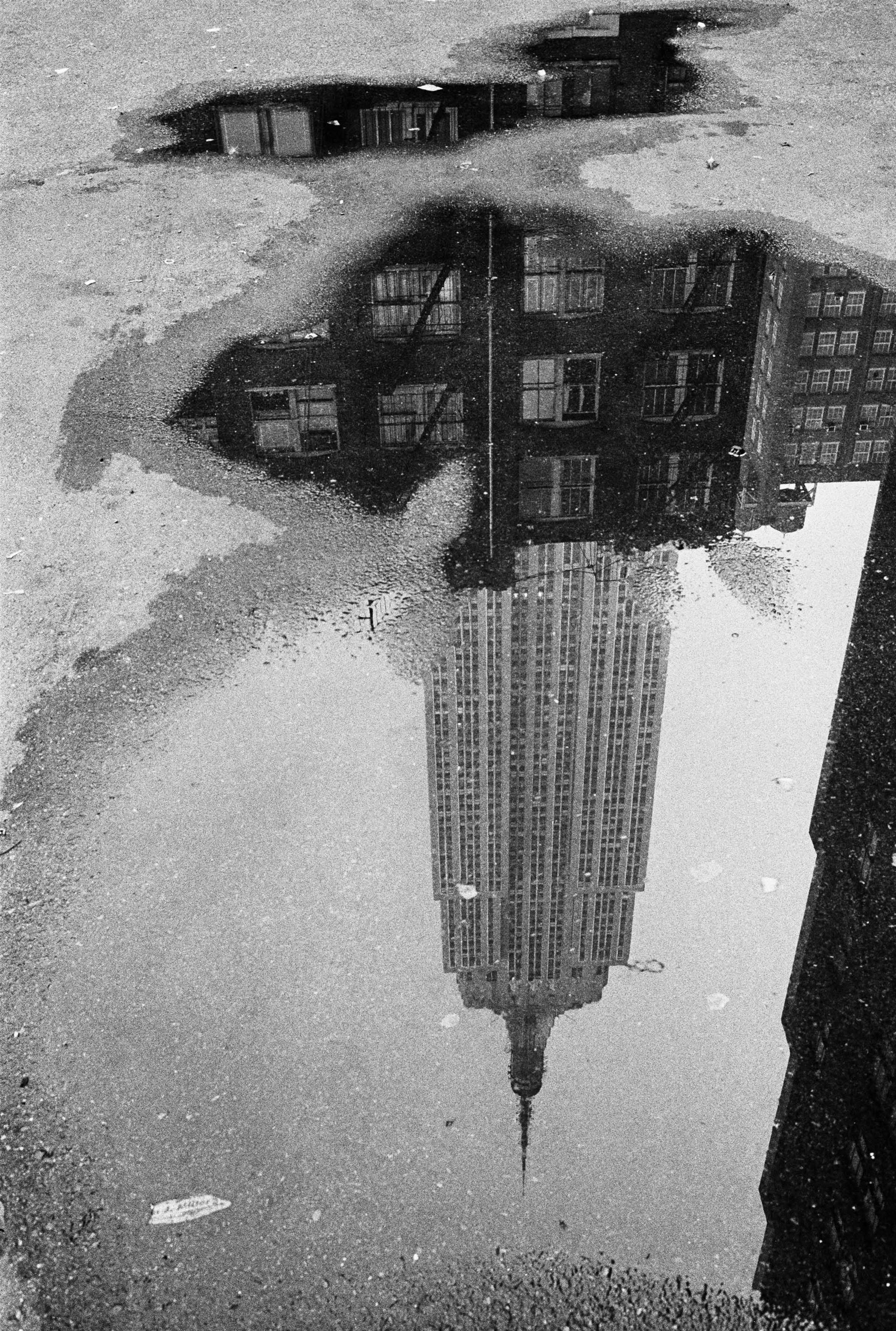 André Kertész, <i>Riflesso di un grattacielo in una pozzanghera</i>, New York, 1967&nbsp;<div>© Donation André Kertész, Ministère de la Culture (France), Médiathèque du patrimoine et de la photographie, diffusion RMN-GP</div>