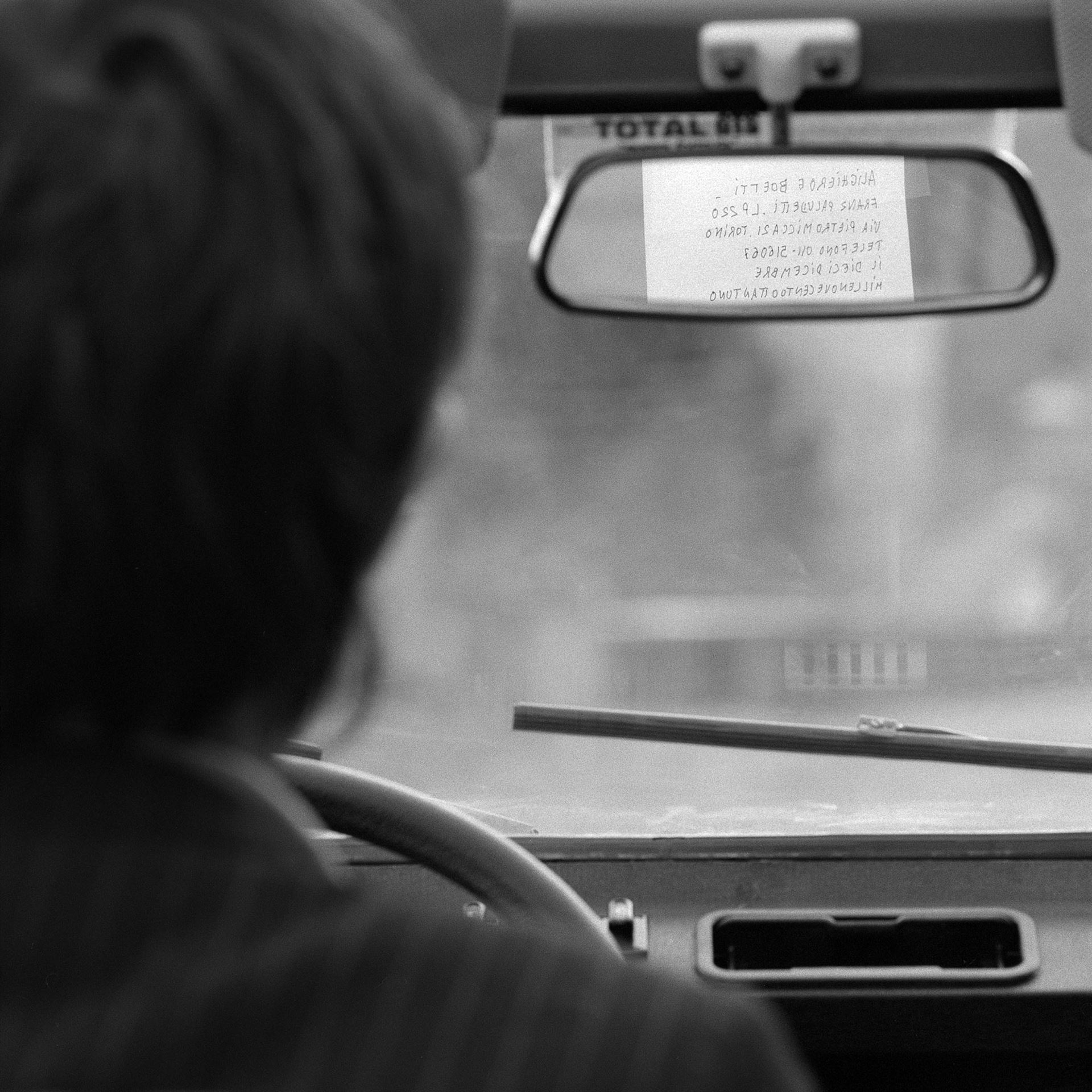 Paolo Pellion di Persano, <i>Alighiero Boetti in automobile</i>, Torino, 1981<div>Castello di Rivoli Museo d'Arte Contemporanea, Rivoli-Torino / CRRI – Centro di Ricerca Castello di Rivoli / Archivio Paolo Pellion di Persano / Donazione Eredi Paolo Pellion di Persano</div>