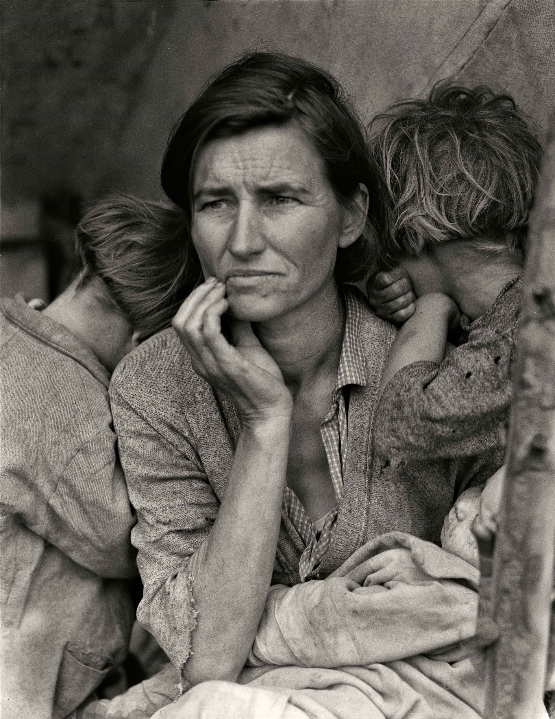 <div><div>Dorothea Lange, <i>Madre migrante. Raccoglitori poveri di piselli in California. Madre di sette figli. Età: trentadue,</i> Nipomo, California, 1936</div></div>