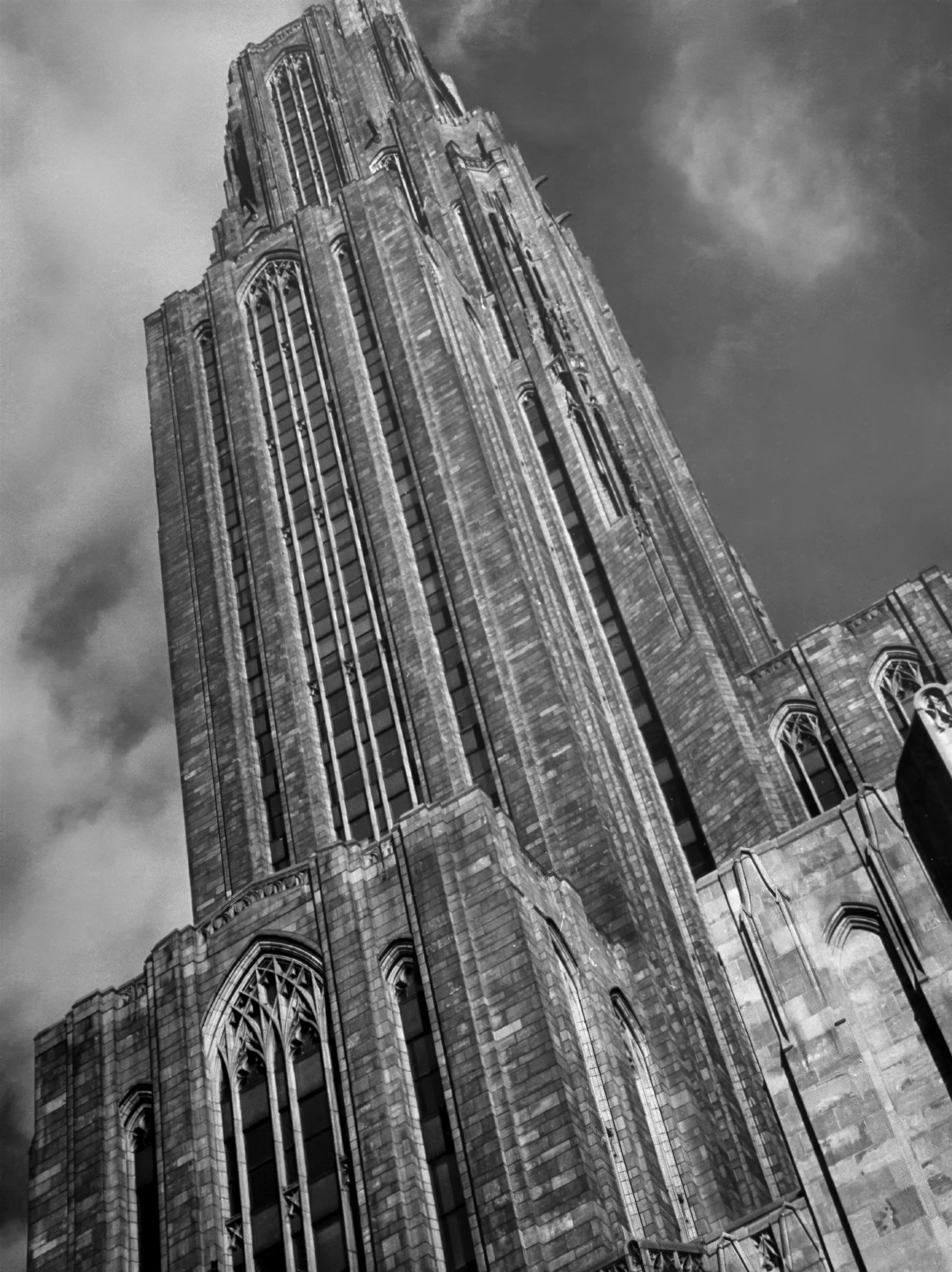 Margaret Bourke-White, <i>Vista esterna dell’edificio Cathedral Learning nel campus dell’Università di Pittsburgh. Pittsburgh</i>, Pennsylvania, 1936<br>© Margaret Bourke-White/The LIFE Picture Collection/Shutterstock