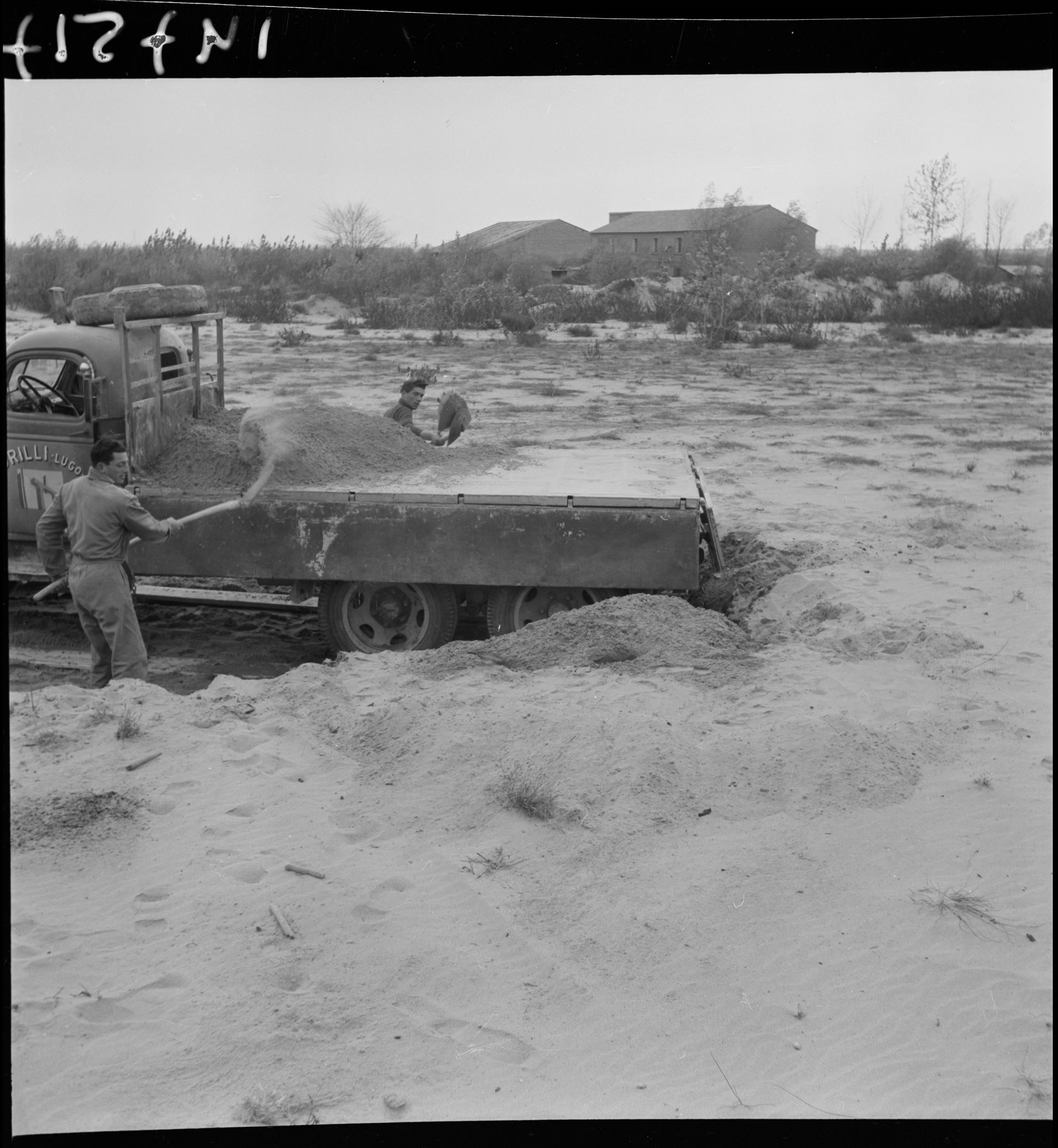 <div>Publifoto, <i>Cartello del cantiere di costruzione del Villaggio Oslo nel Polesine finanziato dalla Croce Rossa Norvegese e Italiana</i>, novembre 1952</div><div>© Archivio Publifoto Intesa Sanpaolo</div>