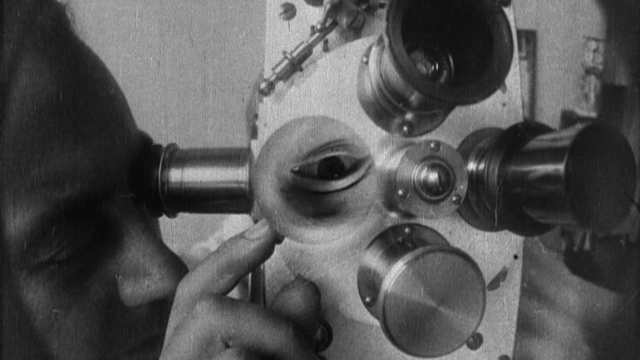 Frame dal film <i>Emak Bakia</i> (1926) di Man Ray