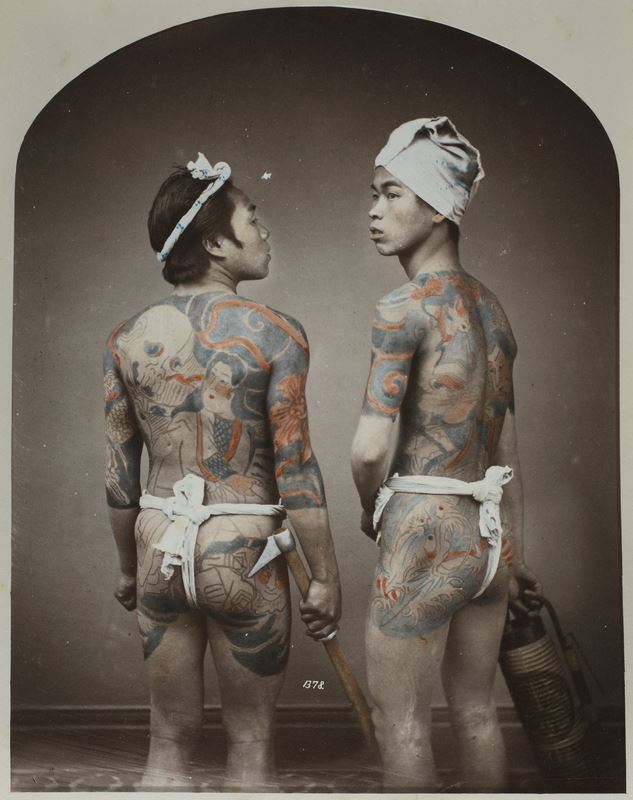 Scuola di Yokohama, <i>Due giovani giapponesi con il corpo completamente coperto da tatuaggi</i>, 1890 circa<br>© Archivi Alinari, Firenze