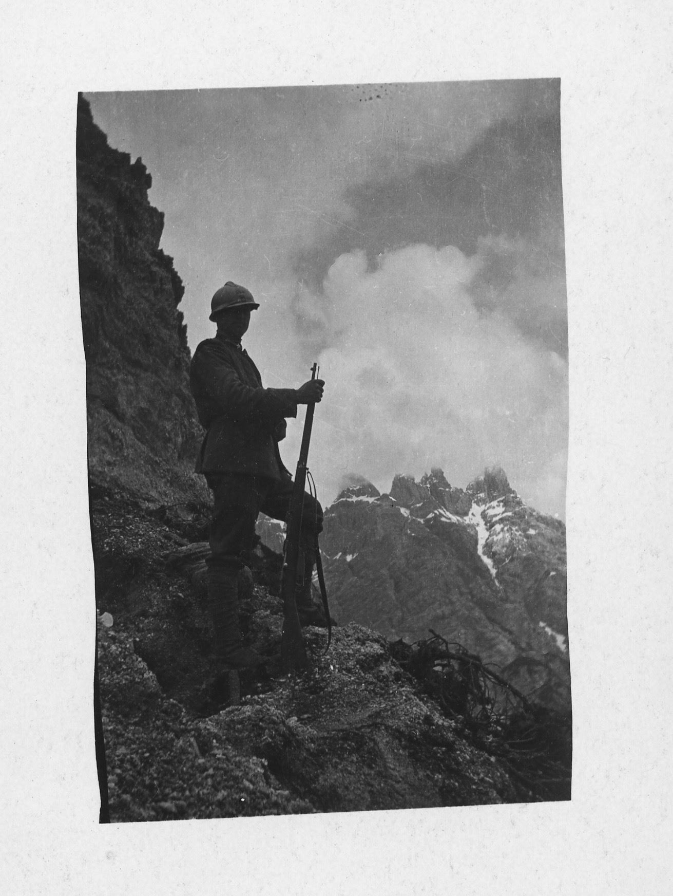 <div>Giacomo Bosco, <i>Soldato in posa, fronte italo-austriaco, Prima guerra mondiale</i>, Dolomiti, 1915-1918</div><div>© Giacomo Bosco</div>